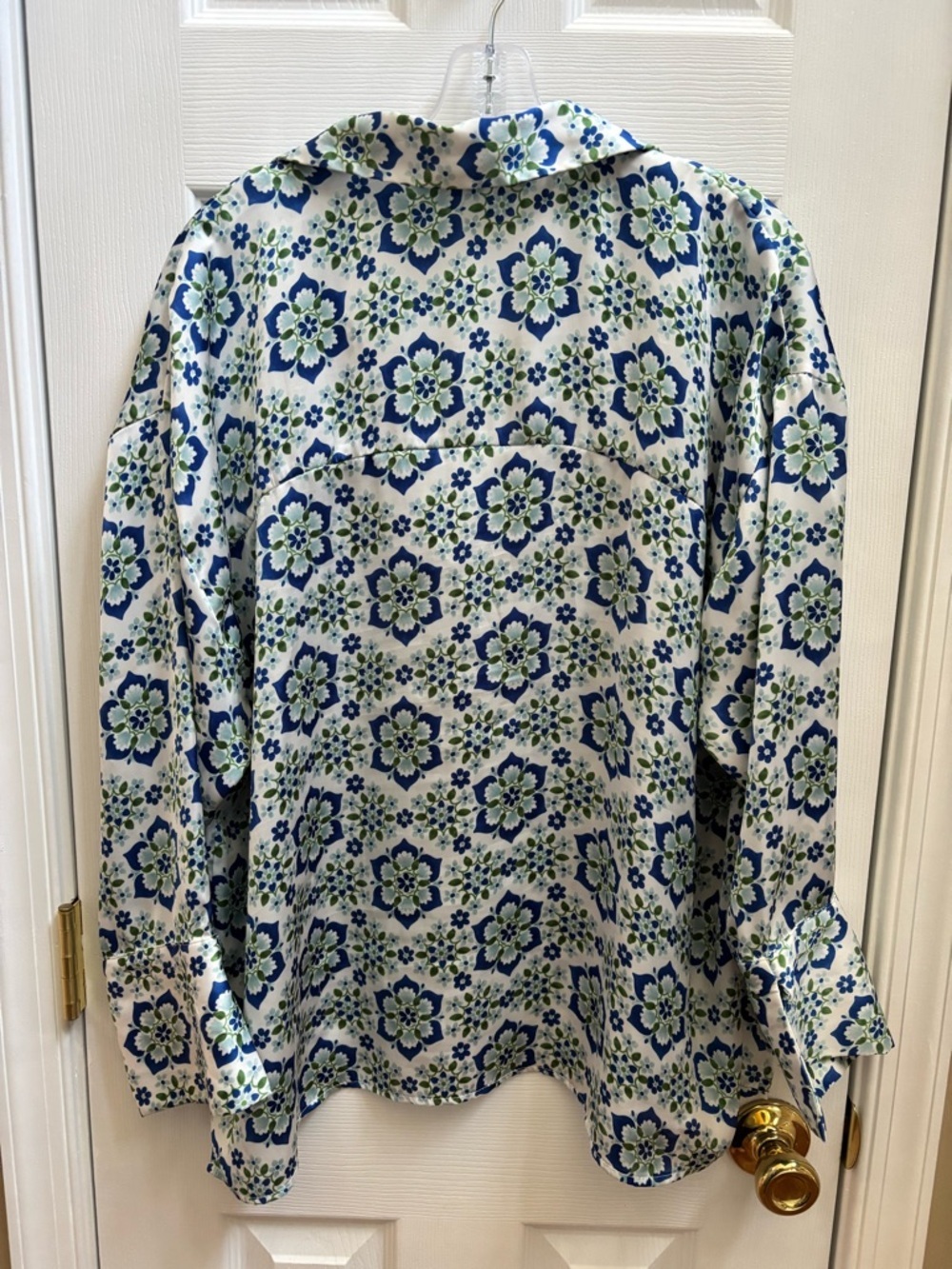 ZARA FLORAL/MEDALLION PRINTED VNECK SATIN LIKE LONG SLEEVE SHIRT, Size XL, EUC - Picture 4 of 4